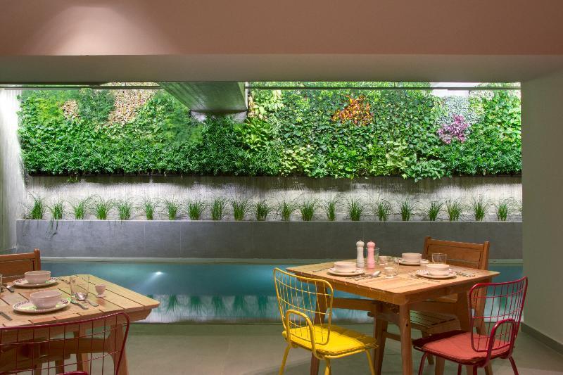 Готель Coco-Mat Athens Jumelle Екстер'єр фото A living wall in a restaurant